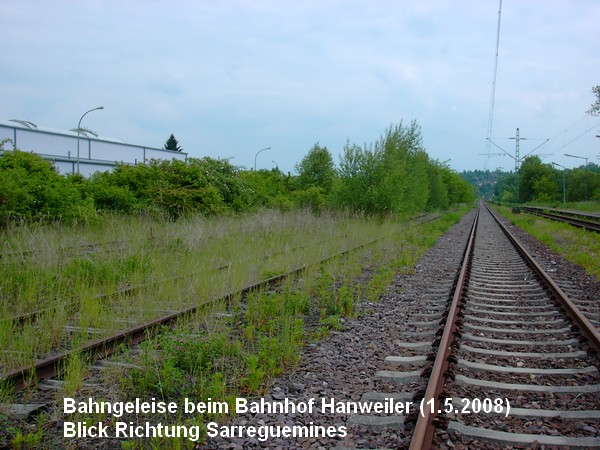 Bahngeleise beim Bahnhof Hanweiler, Blick Richtung Sarreguemines, 1.5.2008 - im Jahr 2011 sind diese Gleise entfernt